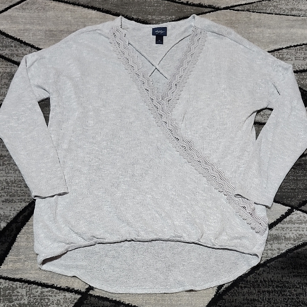 DAYTRIP EMBROIDERED LACE-TRIM GRAY BRUSHED STRAPPY V-NECK KNIT SWEATER TOP